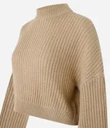 Suéter de punto negro texturizado con cuello redondo y mangas largas con puños ajustados.