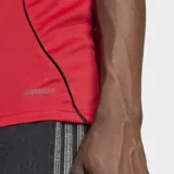 Camiseta de fútbol Adidas del Manchester United, modelo Home 25/26. Diseño rojo con detalles en negro y blanco en cuello y mangas. Incluye logo de Adidas, escudo del club y sponsor Snapdragon en el frente.