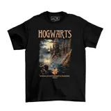 Remera negra de manga corta con estampado frontal de Hogwarts, que incluye el castillo, la luna y el escudo de la escuela de magia.