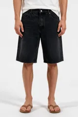 Bermuda de jean de corte ancho y tiro medio, color negro con efecto lavado.