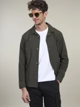 Campera casual liviana de nylon, con cierre frontal de botones a presión, cuello camisero y bolsillos frontales tipo parche.