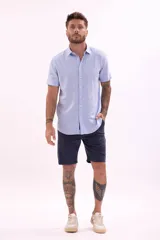 Camisa celeste de lino, manga corta, corte clásico y cuello americano.