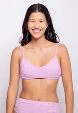 Top de bikini color lila con estampado animal print, breteles finos y gancho en la espalda. Cuenta con forro y copas desmontables.