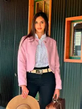 Campera corta azul marino con cuello redondo, cierre con dos botones y mangas largas.