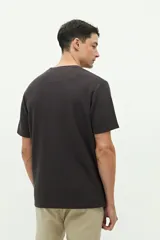 Remera de manga corta color gris oscuro, con textura de punto waffle y logo circular estampado en el pecho.