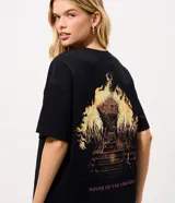 Remera de algodón color negro con cuello redondo y mangas cortas. Presenta un estampado frontal con el logo de la serie House of the Dragon en color rosado.