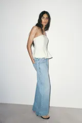 Pantalón de jean azul de corte recto y tiro medio.