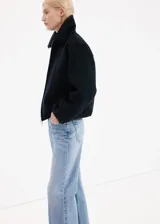 Jeans de denim de corte recto y tiro medio, en color azul clásico con efecto desteñido.