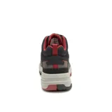 Championes de caña media Caterpillar, modelo Grapple Leather, con diseño robusto en tonos gris, negro y detalles en rojo. Presenta una combinación de cuero y materiales sintéticos, con suela dentada de alto agarre y cierre con cordones.