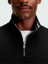 Buzo de punto Boss modelo H-Stimmann, color negro, con cuello alto y cierre frontal parcial. Presenta puños y ruedo acanalados, con un detalle de estampado sutil en el interior del cuello.
