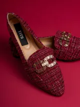 Chatitas de paño color bordó con diseño a cuadros y aplique metálico dorado.