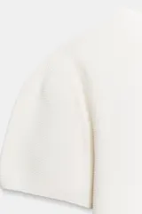 Top de punto color blanco, de cuello redondo y manga corta abullonada.