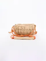 Bandolera de diseño acolchado en color beige, con cierre superior y correa ajustable de cuerda naranja con detalles en negro y refuerzo para el hombro.