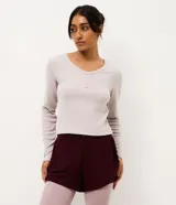 Blusa de pijama Lov de manga larga, confeccionada en tejido rib acanalado color gris claro. Presenta cuello redondo con tapeta de tres botones y un ajuste regular anatómico.