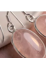 Caravanas colgantes de plata 925 con piedra natural de cuarzo rosa en formato ovalado.
