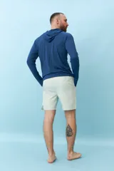 Short de baño de corte recto con estampado de rayas verticales finas en color verde claro. Cuenta con cintura elástica ajustable mediante cordón y bolsillos laterales.