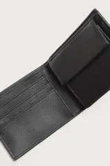 Billetera plegable de diseño minimalista con acabado texturizado. Cuenta con compartimento para billetes, ranuras para tarjetas y monedero con cierre de clip.