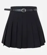 Short pollera de estilo sastre en color negro, con diseño de pliegues estructurados, cintura con trabillas y cinturón ajustable incluido.