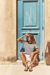 Jersey de punto fino con cuello redondo y manga corta, con terminaciones en rib en cuello, mangas y ruedo.