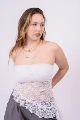 Top strapless de encaje color marrón con diseño floral y corte ajustado al cuerpo.