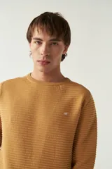 Sweater negro de punto con textura acanalada horizontal, cuello redondo y logo bordado en el pecho.