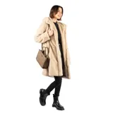 Tapado de piel sintética en color beige, con corte recto, capucha integrada y cierre frontal mediante botones. Cuenta con dos bolsillos laterales abiertos y forro interior.