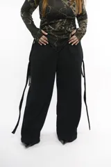 Pantalón de silueta recta amplia confeccionado en felpa de algodón. Presenta cintura elastizada, bolsillos laterales con largas tiras decorativas y bolsillos traseros plaqué.