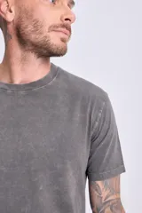 Camiseta de manga corta gris oscuro con efecto lavado.