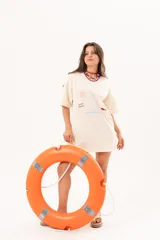 Remerón oversize de algodón color manteca, con mangas cortas y estampa exclusiva temática marina en el frente.