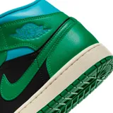 Championes Jordan Air Mid 1 de corte medio, confeccionados en cuero sintético, con combinación de colores verde, negro y celeste, entresuela blanca y suela verde.
