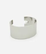 Pulsera rígida de metal plateado con diseño abierto y detalle de perla aplicada en los extremos.