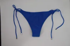 Bombacha de bikini azul con tiras laterales ajustables.