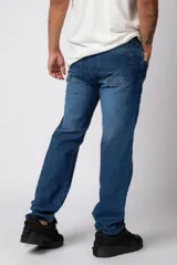 Jean de corte recto y ajuste relaxed fit, confeccionado en denim azul con lavado clásico.