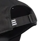 Gorro Adidas de béisbol negro con logo Adidas Badge of Sport bordado en blanco en el frente y tres tiras blancas en la visera.