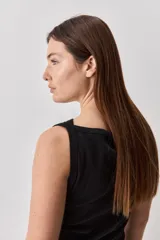 Top de tejido acanalado con cuello bote y calce al cuerpo, color blanco.