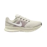 Championes de running Nike Run Swift 3, de color beige con detalles en lila y el swoosh en blanco.