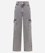 Pantalón de jean de corte recto y tiro alto, con bolsillos cargo laterales, trabillas en la cintura y cierre frontal con botón y cremallera.