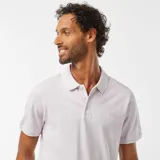Remera polo de piqué de algodón color lila claro con cuello y mangas con ribete blanco.