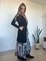 Saco de hilo de seda y lycra, color negro, de corte largo con bolsillos laterales con detalles de cierres y tiradores metálicos.