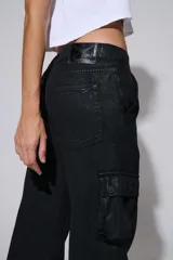 Pantalón cargo negro de denim con proceso de encue.