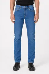Pantalón jean skinny de tiro bajo y color azul medio.