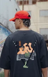Remera oversize de manga corta color gris carbón, con diseño holgado y estampado gráfico en la espalda de inspiración japonesa.