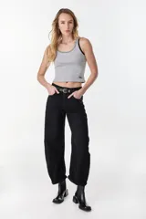 Pantalón jean color verde militar de corte balloon, tiro medio, con diseño abuchonado en las piernas y bolsillos laterales y traseros.