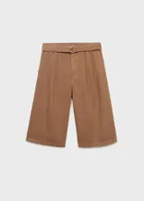 Short estilo jort de tiro medio, confeccionado en tejido de algodón. Presenta diseño recto con pinzas frontales, cierre de botón y cremallera, bolsillos laterales y bolsillos de ribete en la parte posterior. Incluye un cinturón ajustable a tono.