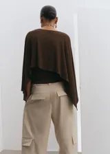 Blusa marrón de corte recto, con cuello redondo y mangas tres cuartos amplias.