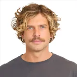 Remera de manga corta color gris oscuro, con cuello redondo y estampado gráfico pequeño en el pecho con el logo de la marca y la leyenda 'Made for Surfers'.