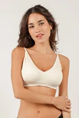 Pack de dos soutienes tipo top confeccionados en microfibra acanalada, con diseño sin aro, copas removibles y breteles ajustables.