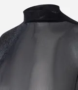 Blusa de manga larga confeccionada en punto con tule y transparencia, con cuello alto y acabado con sutiles puntos de brillo. Presenta un diseño ajustado al cuerpo.