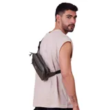 Riñonera verde militar con dos compartimentos con cierre de cremallera y logo de la marca estampado en blanco.