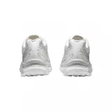 Championes Salomon modelo XT-6, color blanco con detalles en gris claro. Presentan un diseño técnico con malla transpirable, refuerzos laterales sintéticos y sistema de cordones de ajuste rápido.